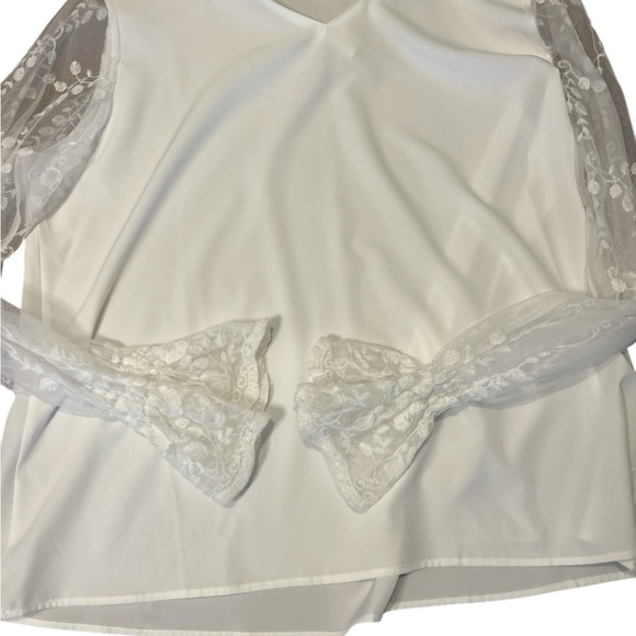 Lot of (2) White blouses, size 2XL and 3XL, preowned in excellent condition. - Picture 4 of 11